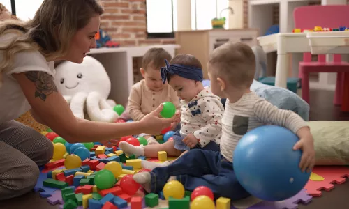enfants pré-scolaire avec adulte